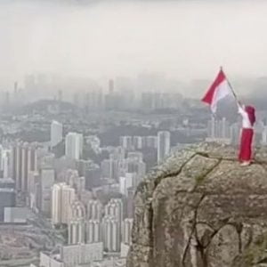 Merinding! HUT ke-76 RI, Merah Putih Berkibar di Hongkong, Warganet: Merdeka