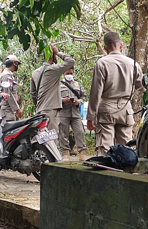 Penertiban COVID-19 oleh anggota Satpol PP. (foto: faqih)