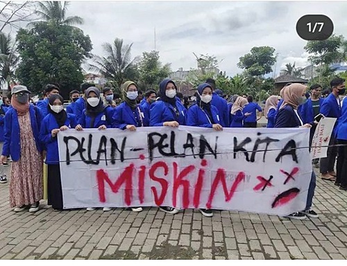 Aksi demo yang dilakukan mahasiswa di Kota Banjarmasin. (foto: yanda)