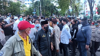 Ketua DPRD Kalsel memenuhi ajakan mahasiswa Banjarmasin, duduk satu meja. 
