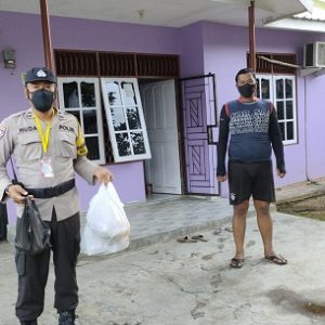 Polisi Salurkan Bantuan ke Warga Isoman