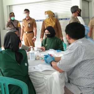 Pedagang Pasar Bauntung Banjarbaru Ikut Vaksinasi
