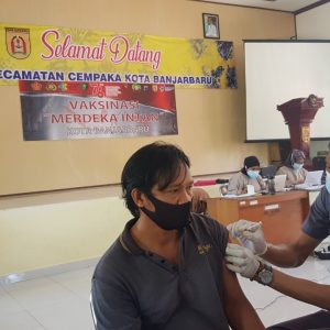 Warga Rela Ikut Antre Vaksinasi Merdeka