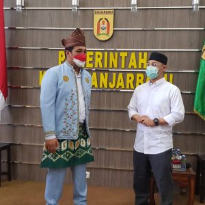 Pemko Banjarbaru Terima Bantuan Paket Sembako untuk Petugas Kebersihan