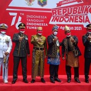 Peringati HUT RI, Ketua DPRD Kotabaru Pakai Baju Adat Meriung