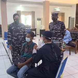 Danlanal Banjarmasin Tinjau Vaksinasi Tahap Kedua Masyarakat Maritim