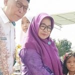 Hj Ernaati saat bersama suami, mantan Bupati HST.