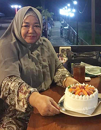 Almarhumah Hj Ernawati. 