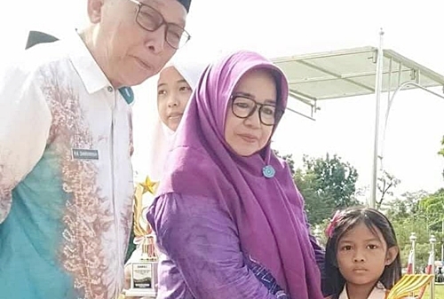 Hj Ernaati saat bersama suami, mantan Bupati HST.