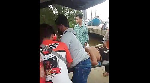 Korban saat dievakuasi ke rumah sakit. (fotoL istimewa)
