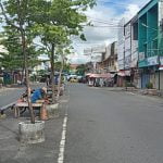 Tampak kawasan parkir mobil dan motor lengang, hampir semua pertokoan tutup( foto: leon)
