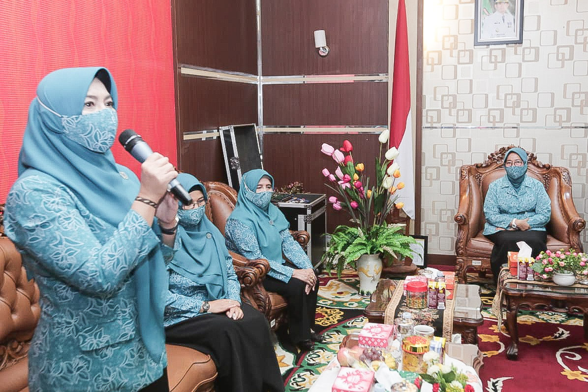 Ketua TP PKK Provinsi Kalsel memberikan sambutan.