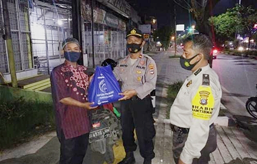 Polsek Banjarmasin Utara memberikan bantuan sembako. (foto: yanda)
