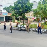 Aparat gabungan melaksanakan penerapan PPKM di Kota Banjarbaru. (foto: ari)