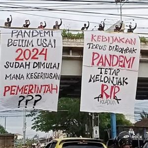 Sindir Pemerintah, Mahasiswa Bentangkan Spanduk Raksasa di Banjarmasin