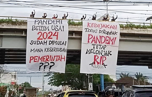 Sapnduk raksasa di fly over Banjarmasin. (foto: yanda)