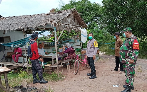 Petugas gabungan patroli. 