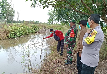 Petugas gabungan melakukan patroli di Martapura Barat. (foto: dewi)