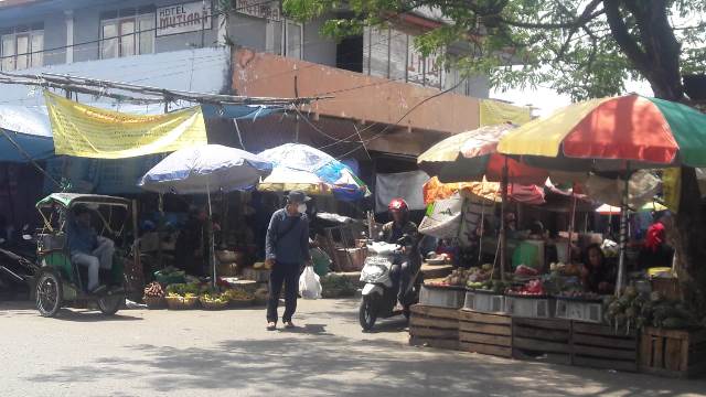 Para pedagang Pasar Martapura di Jalan Angsana, Kamis (19/8/2021). (Foto; koranbanjar.net)