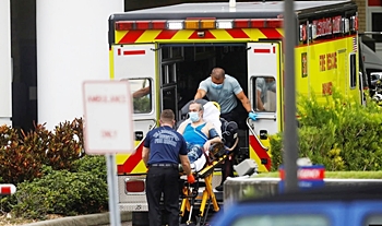 Para petugas gawat darurat Hillsborough County membawa seorang pasien ke unit gawat darurat di sebuah rumah sakit di Tampa, Florida, di tengah lonjakan kasus COVID-19, 3 Agustus 2021. (Foto: Octavio Jones/Reuters)