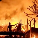 Kobaran Api yang mehanguskan 6 buah bangunan rumah warga di Desa Sungai Durian Kotabaru (Sumber Foto: Kasatpol PP)
