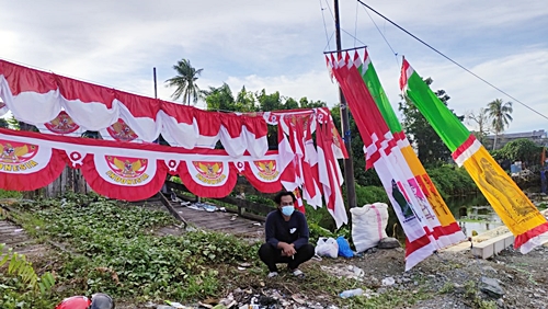 Pedagang bendera pusaka merah putih di Batola. (foto: faqih)