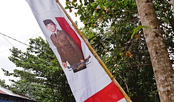 Jelang HUT RI, bendera merah putih sudah semarak dipasang di mana-mana, termasuk di Kabupaten Banjar. (foto: dewi)