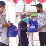 Bupati Banjar menyerahkan bantuan untuk nakes.