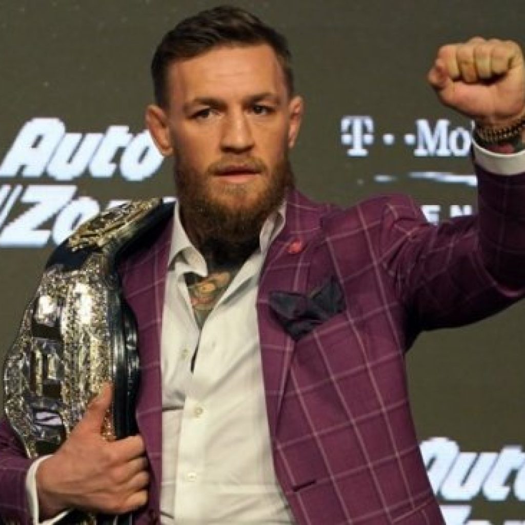 Meski Patah Kaki, McGregor Ngotot Bertarung Menggunakan Kursi Roda