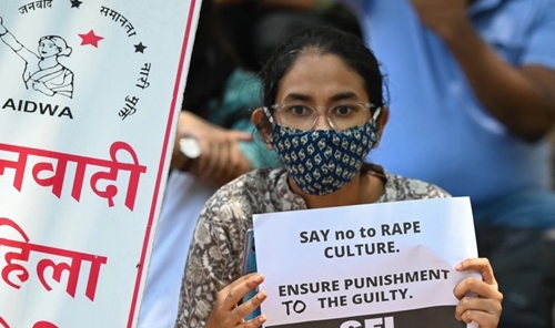 Para aktivis dari Federasi Pelajar India dan Asosiasi Perempuan Demokrat India memegang poster dalam demo memprotes dugaan perkosaan dan pembunuhan anak perempuan di New Delhi, Rabu, 4 Agustus 2021. (Foto: Prakash Singh/AFP)