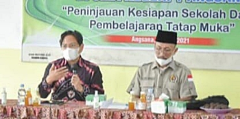 Sekretaris Komisi IV DPRD Kalsel, Firman Yusi saat kunker mengenI pembelajaran tetap muka.(foto: dok)