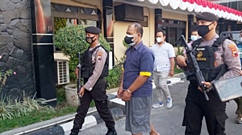 Pelaku penipuan CPNS Joko S, digelandang di Mapolres Sukoharjo pada Selasa (10/8/2021). [Solopos.com/Indah Septiyaning Wardani]