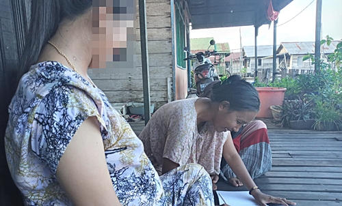 Bumil, Herlina (20) dapat selamat setelah tercebur ke sungai. (foto: leon)