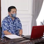 Walikota Banjarmasin, Ibnu Sina saat mengikuti rapat evaluasi PPKM Level 4 secara daring bersama Presiden Jokowi.(foto:dok)