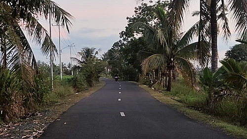Jalan tanpa PJU di Kota Marabahan, Kabupaten Batola. (foto: faqih)