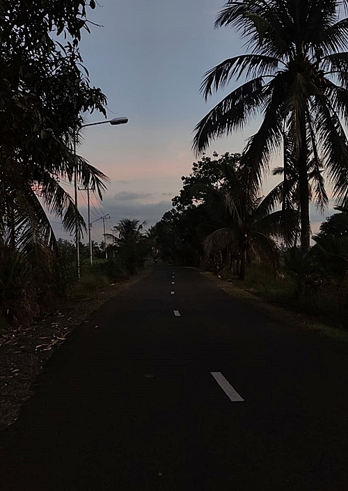 Jalan tanpa PJU di Kota Marabahan, Kabupaten Batola. (foto: faqih)
