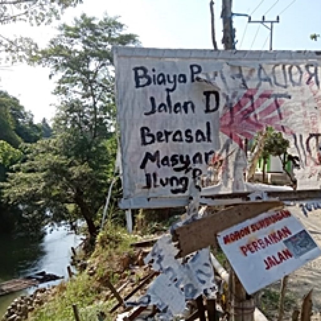 Pemkab HST Mestinya “Tertampar”, Warga Atasi Jalan Longsor dengan Swadaya