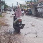 Jalan rusak di Kecamatan Kertak Hanyar Kabupaten Banjar, Kalsel. (foto: leon)