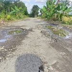 Jalan rusak di Desa Sawahan, Kabupaten Batola.