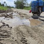 Jalan kubangan di kawasan Jl Gubernur Syarkawi, Kecamatan Sungai Tabuk. (foto: faqih)