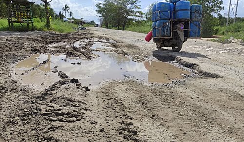 Jalan kubangan di kawasan Jl Gubernur Syarkawi, Kecamatan Sungai Tabuk. (foto: faqih)