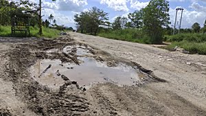 Kubangan di Jalan Gubernur Syarkawi Sungai Tabuk. (foto: faqih)