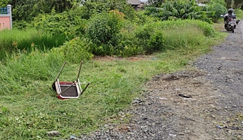Kursi terpental ke luar dari mobil. (foto: faqih)