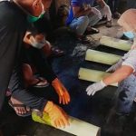 Prosesi pemakaman mayat pensiunan guru asal Sungai Tabuk, Kabupaten Banjar. (foto: ist)