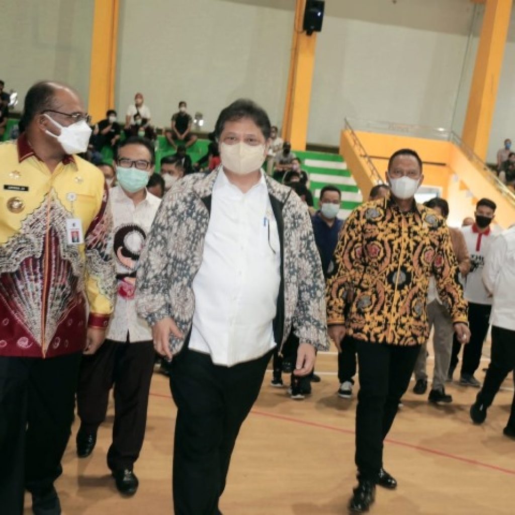 Vaksinasi Massal di GOR Hasanuddin Dipantau Menko