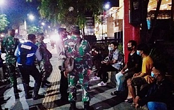 Perugas gabungan melakukan operasi yustisi di Kota Banjarmasin. (foto: yanda)