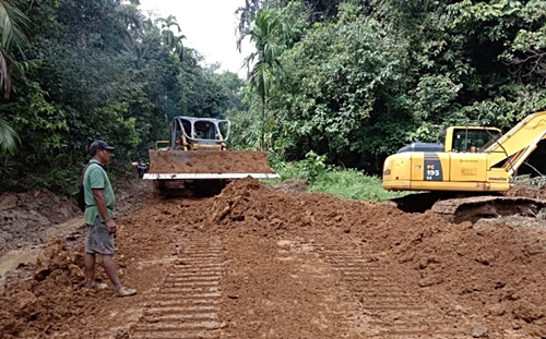 Perbaikan jalan di Desa Panaan Tabalong. (foto: ramli)