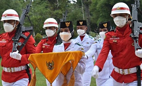 Pembawa baki bendera merah putih.