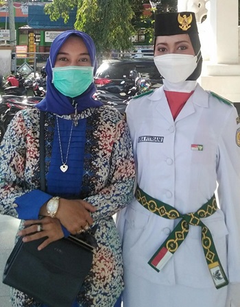 Pembawa baki, Eka Fitriani. 
