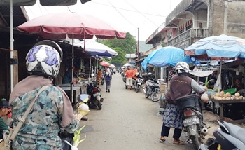 Pedagang Kaki Lima Jalan Angsana Pasar Martapura. (foto: dewi)